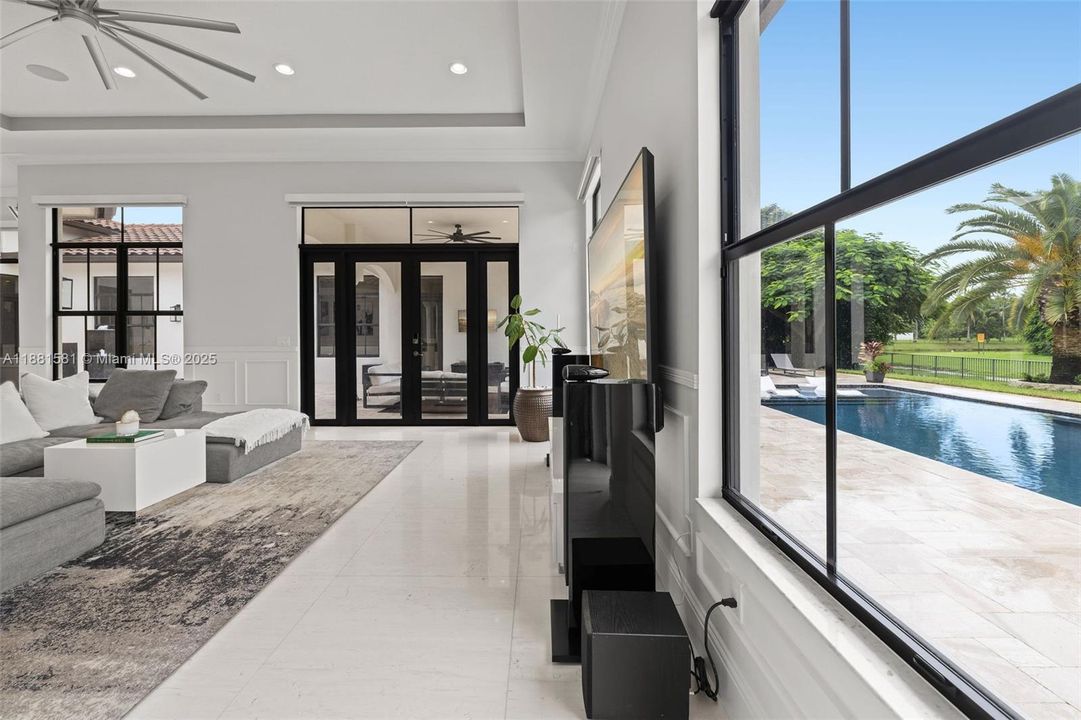 Недавно продано: $2,735,000 (5 спален, 4 ванн, 5106 Квадратных фут)