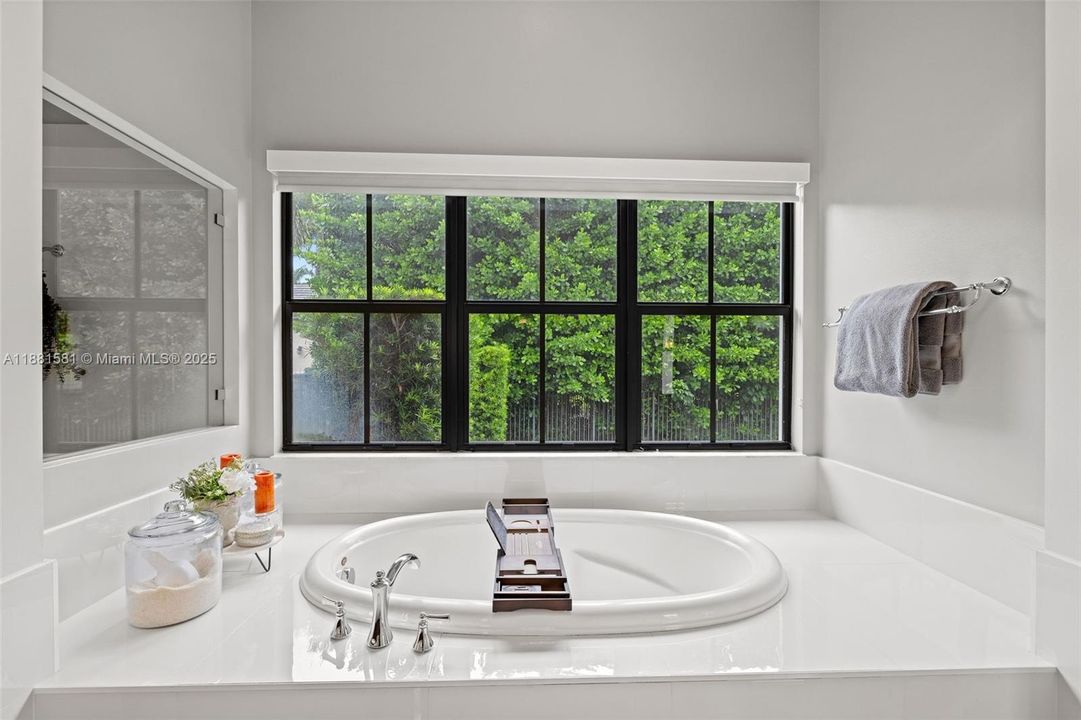 Недавно продано: $2,735,000 (5 спален, 4 ванн, 5106 Квадратных фут)