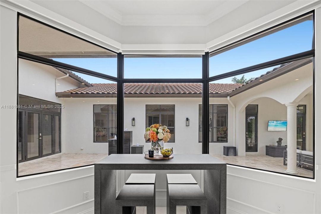 Недавно продано: $2,735,000 (5 спален, 4 ванн, 5106 Квадратных фут)