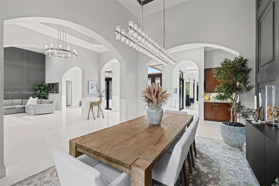 Недавно продано: $2,735,000 (5 спален, 4 ванн, 5106 Квадратных фут)