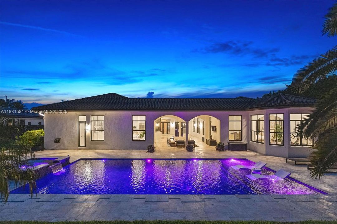 Недавно продано: $2,735,000 (5 спален, 4 ванн, 5106 Квадратных фут)