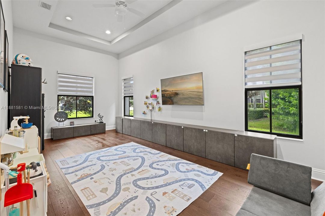 Недавно продано: $2,735,000 (5 спален, 4 ванн, 5106 Квадратных фут)