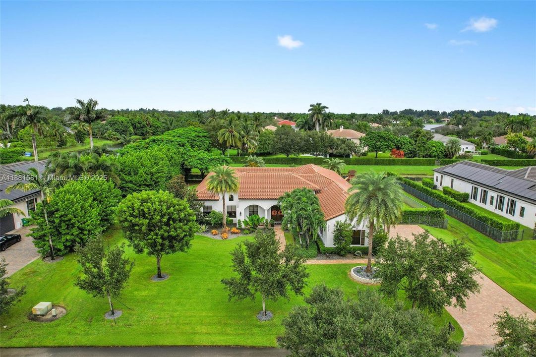 Недавно продано: $2,735,000 (5 спален, 4 ванн, 5106 Квадратных фут)