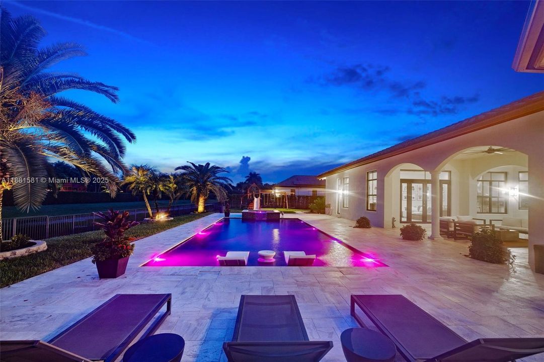 Недавно продано: $2,735,000 (5 спален, 4 ванн, 5106 Квадратных фут)