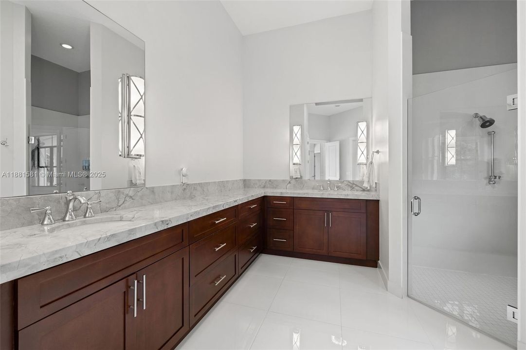 Недавно продано: $2,735,000 (5 спален, 4 ванн, 5106 Квадратных фут)