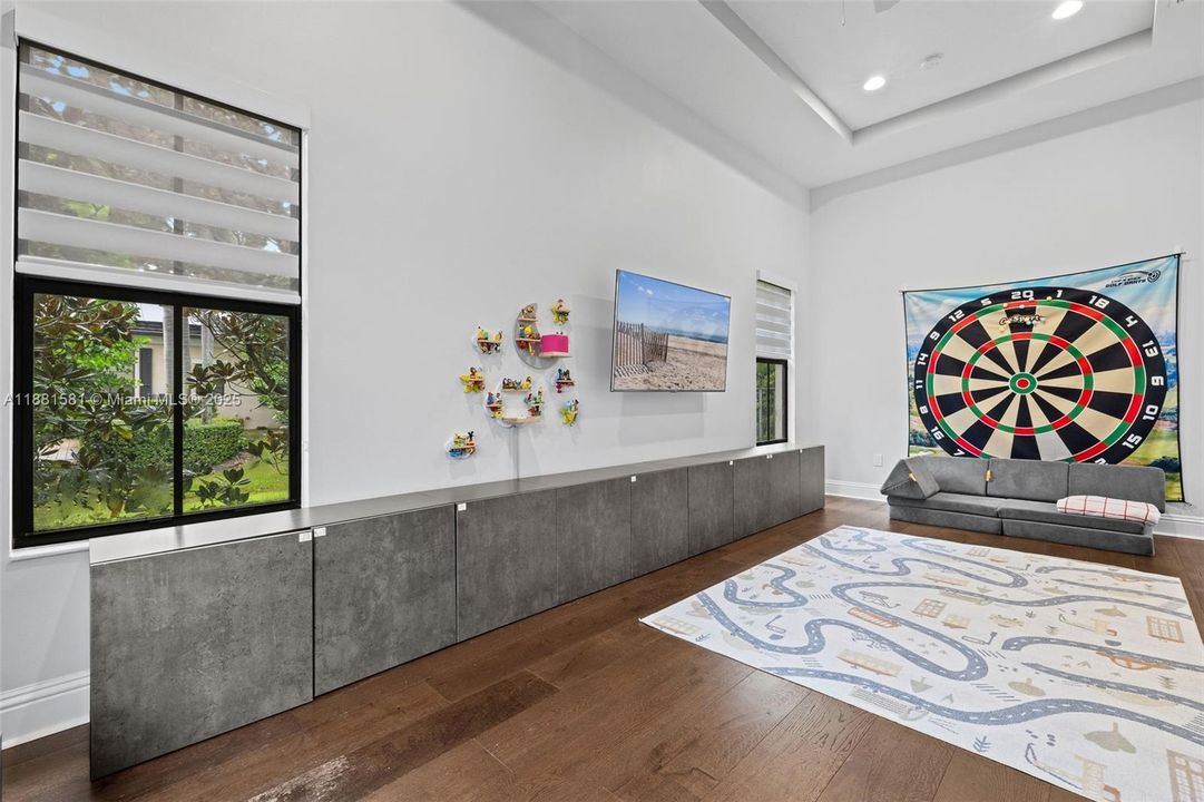 Недавно продано: $2,735,000 (5 спален, 4 ванн, 5106 Квадратных фут)