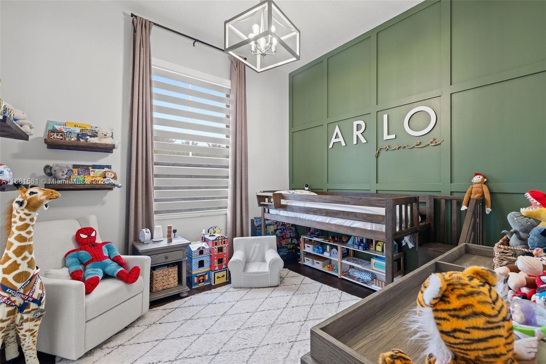 Недавно продано: $2,735,000 (5 спален, 4 ванн, 5106 Квадратных фут)