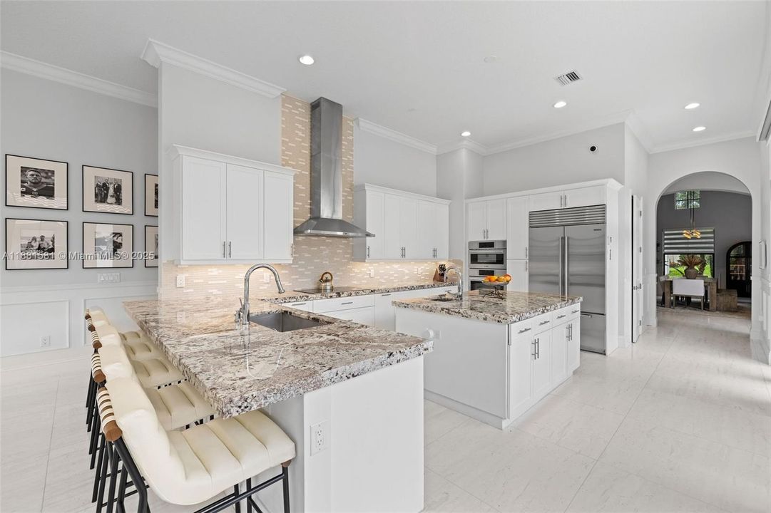 Недавно продано: $2,735,000 (5 спален, 4 ванн, 5106 Квадратных фут)