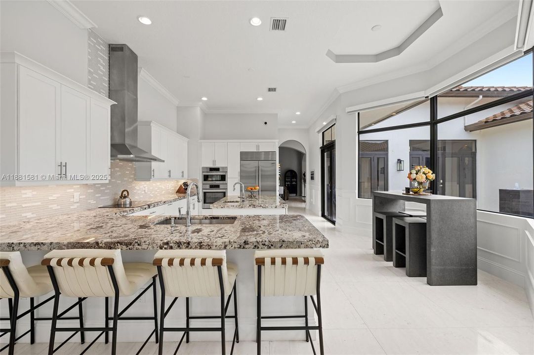 Недавно продано: $2,735,000 (5 спален, 4 ванн, 5106 Квадратных фут)