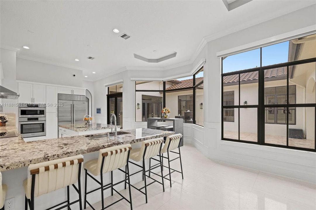 Недавно продано: $2,735,000 (5 спален, 4 ванн, 5106 Квадратных фут)