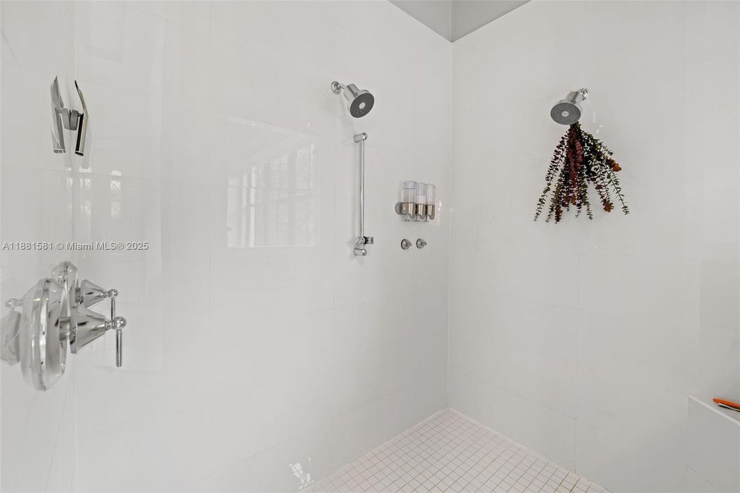 Недавно продано: $2,735,000 (5 спален, 4 ванн, 5106 Квадратных фут)