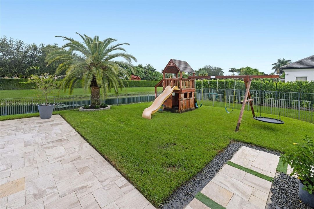 Недавно продано: $2,735,000 (5 спален, 4 ванн, 5106 Квадратных фут)