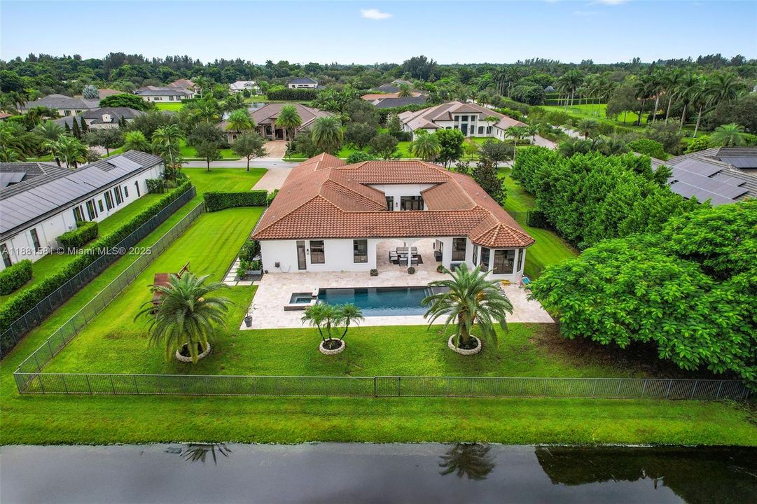 Недавно продано: $2,735,000 (5 спален, 4 ванн, 5106 Квадратных фут)