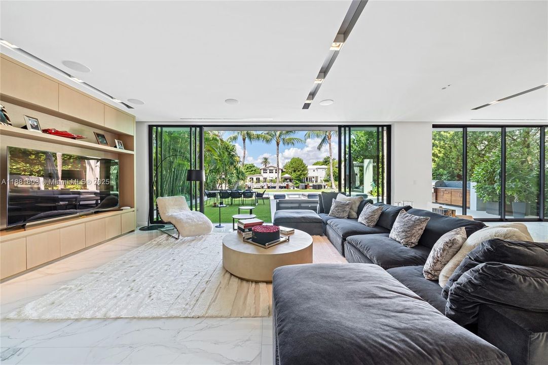 For Sale: $13,900,000 (6 beds, 6 baths, 5633 Square Feet)