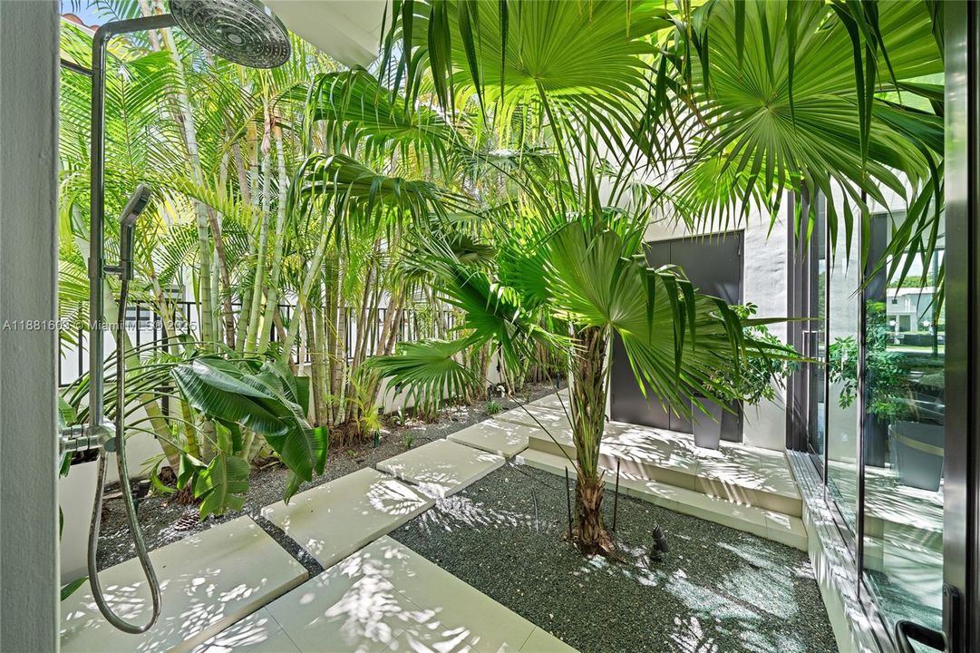 For Sale: $13,900,000 (6 beds, 6 baths, 5633 Square Feet)