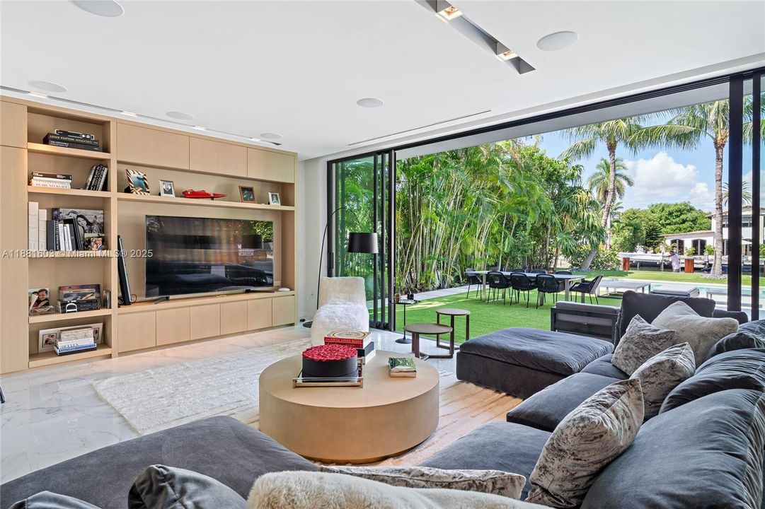 For Sale: $13,900,000 (6 beds, 6 baths, 5633 Square Feet)