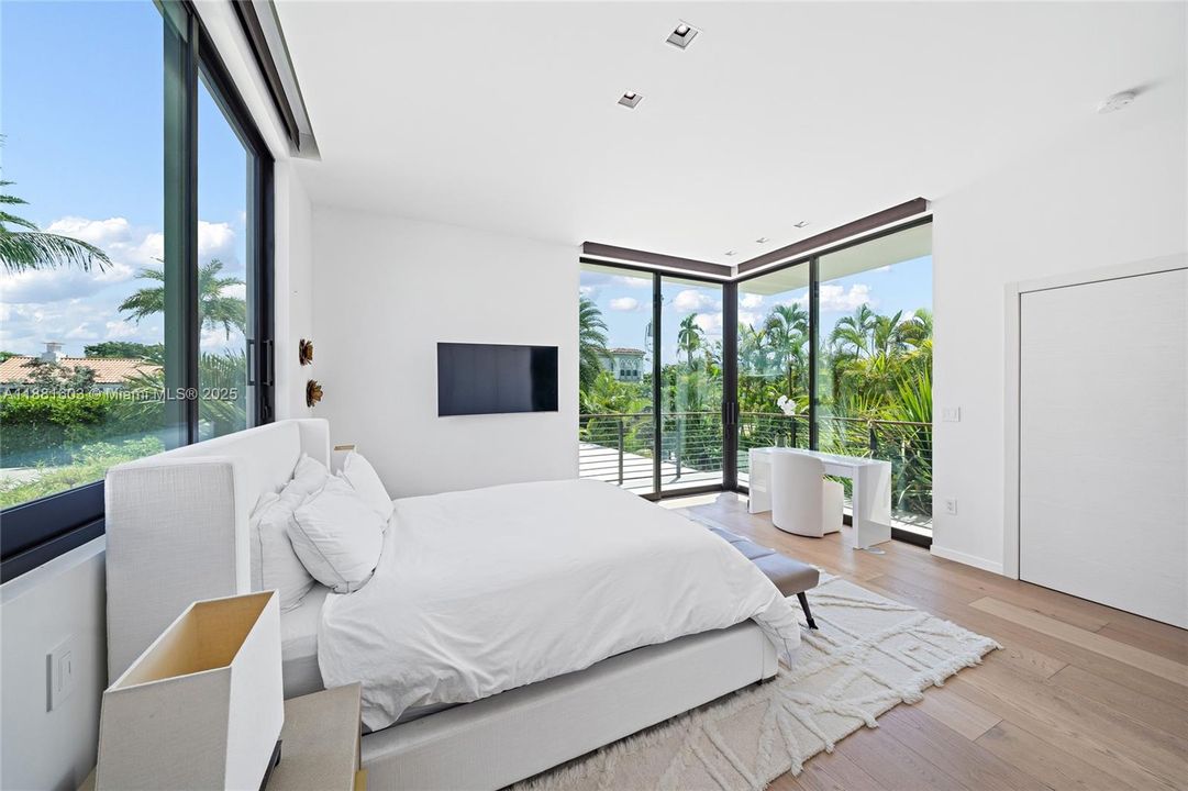 For Sale: $13,900,000 (6 beds, 6 baths, 5633 Square Feet)