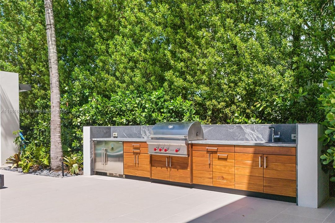 For Sale: $13,900,000 (6 beds, 6 baths, 5633 Square Feet)