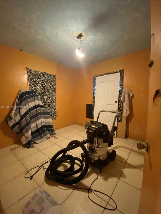 合同活跃: $350,000 (2 贝兹, 1 浴室, 1194 平方英尺)