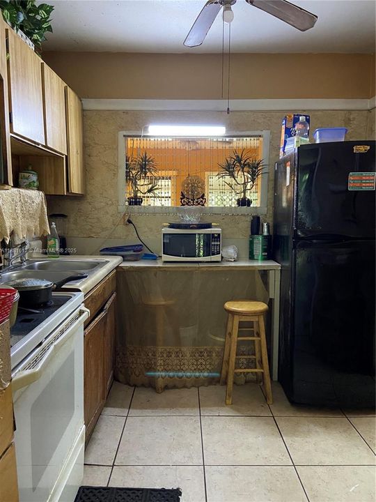 合同活跃: $350,000 (2 贝兹, 1 浴室, 1194 平方英尺)