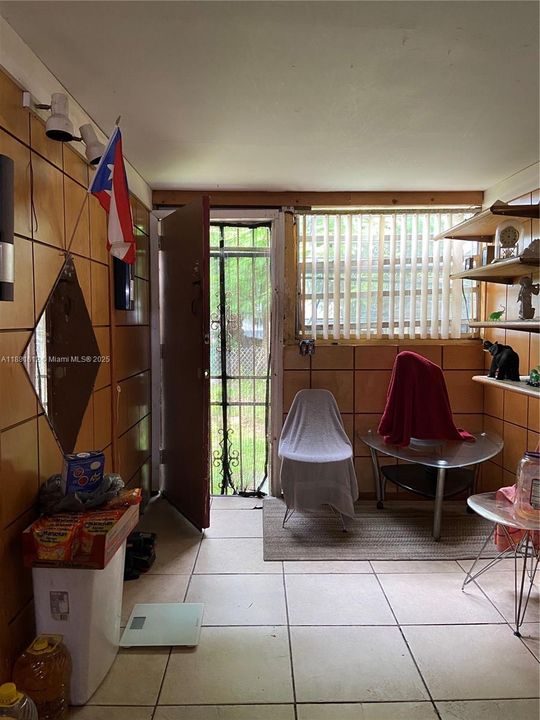 合同活跃: $350,000 (2 贝兹, 1 浴室, 1194 平方英尺)