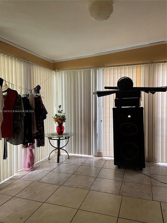 合同活跃: $350,000 (2 贝兹, 1 浴室, 1194 平方英尺)