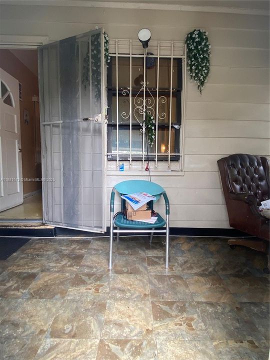 合同活跃: $350,000 (2 贝兹, 1 浴室, 1194 平方英尺)