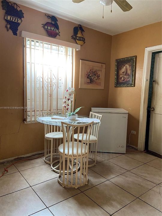 合同活跃: $350,000 (2 贝兹, 1 浴室, 1194 平方英尺)