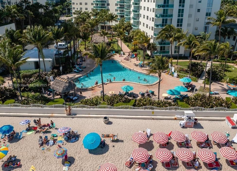 For Sale: $490,000 (1 beds, 1 baths, 874 Square Feet)