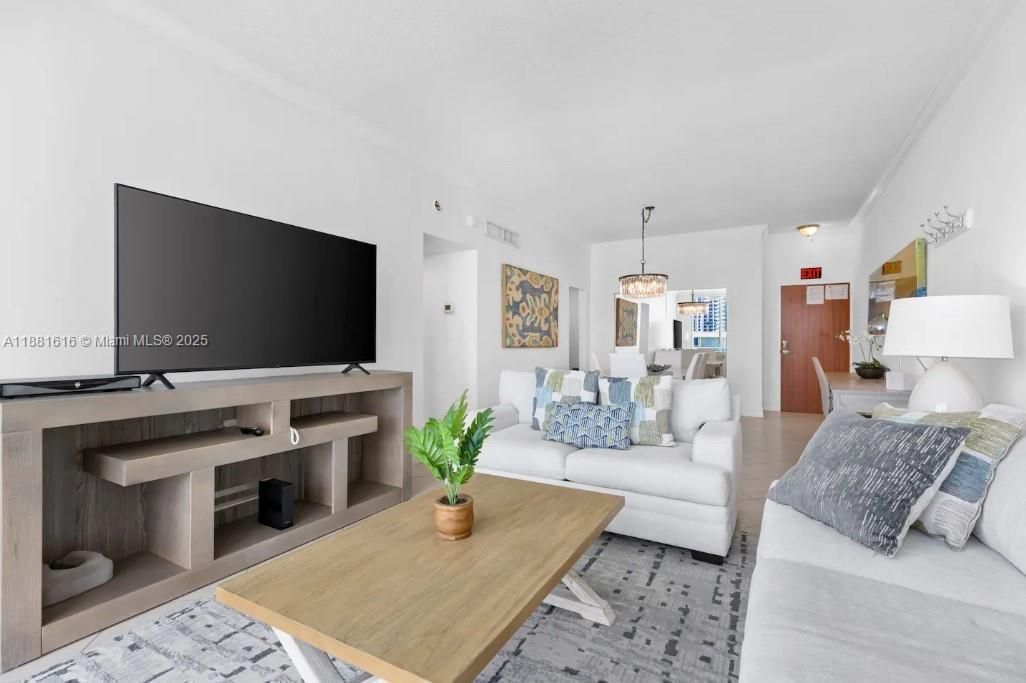 For Sale: $490,000 (1 beds, 1 baths, 874 Square Feet)