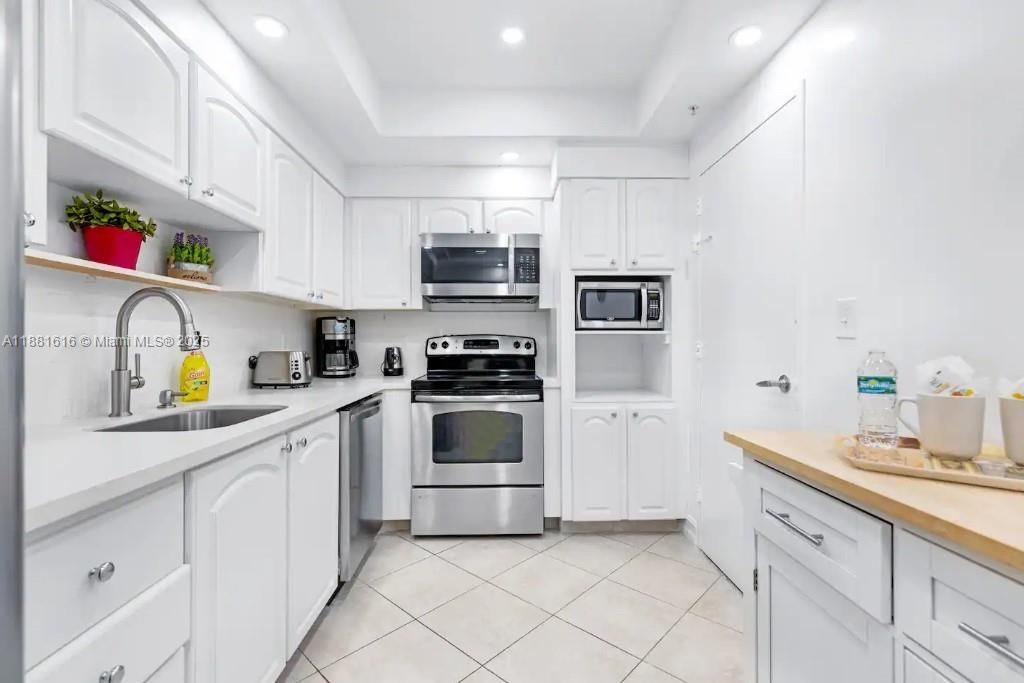 For Sale: $490,000 (1 beds, 1 baths, 874 Square Feet)