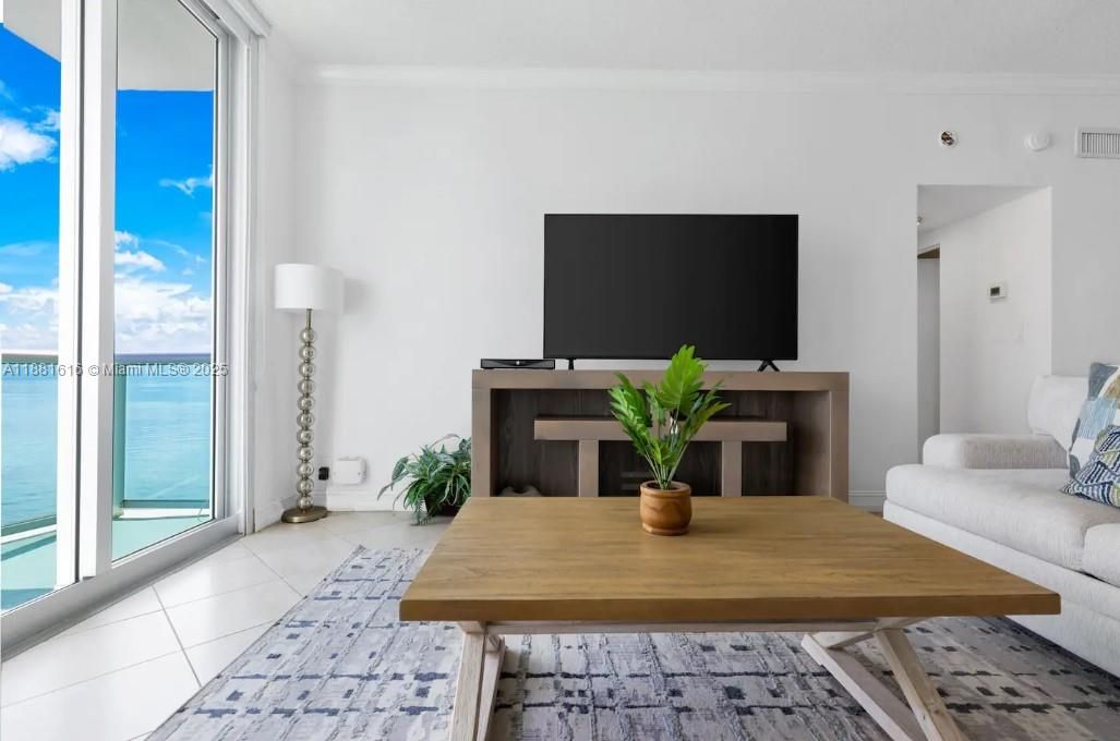 For Sale: $490,000 (1 beds, 1 baths, 874 Square Feet)