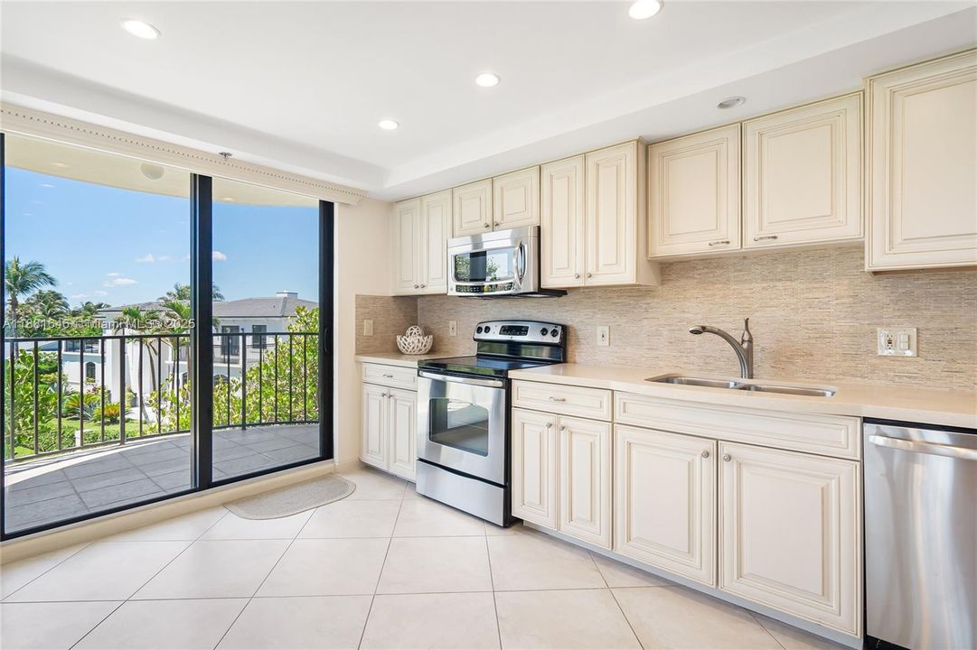 For Sale: $1,795,000 (3 beds, 2 baths, 1800 Square Feet)