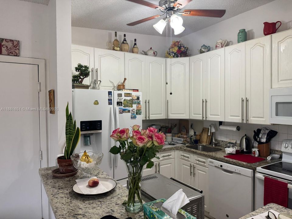 For Sale: $149,900 (2 beds, 2 baths, 1163 Square Feet)