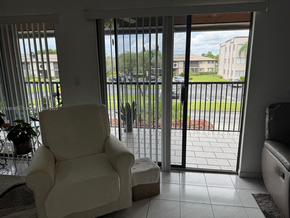 For Sale: $149,900 (2 beds, 2 baths, 1163 Square Feet)