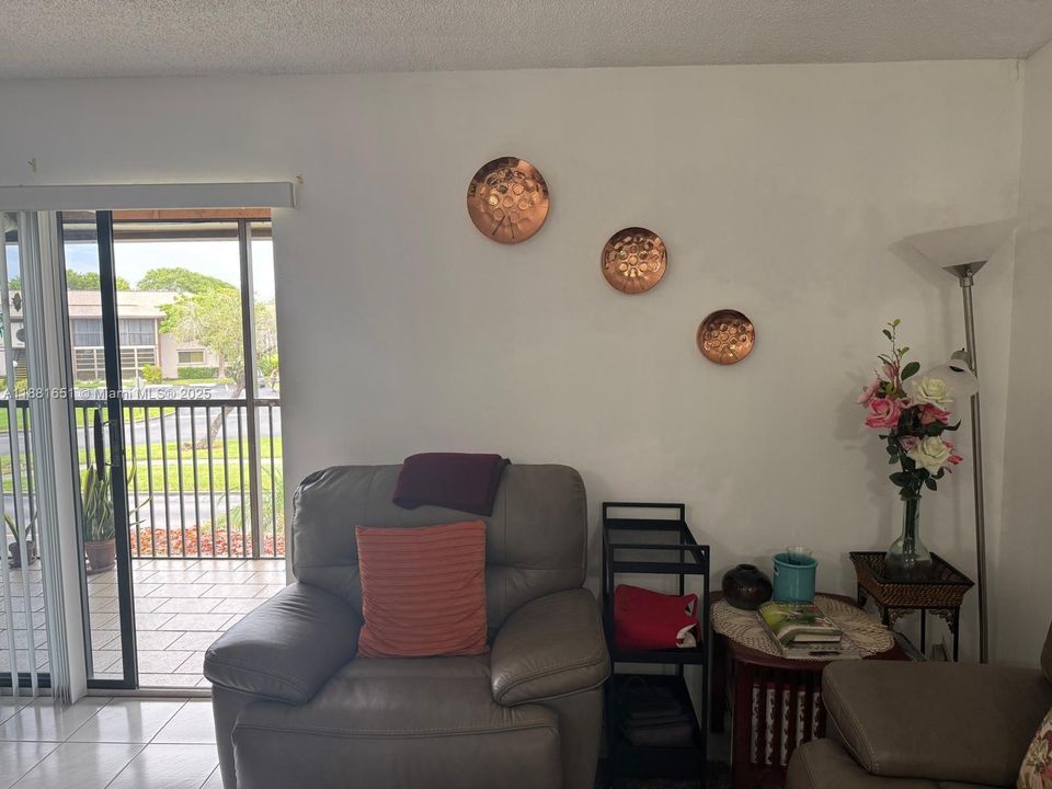For Sale: $149,900 (2 beds, 2 baths, 1163 Square Feet)