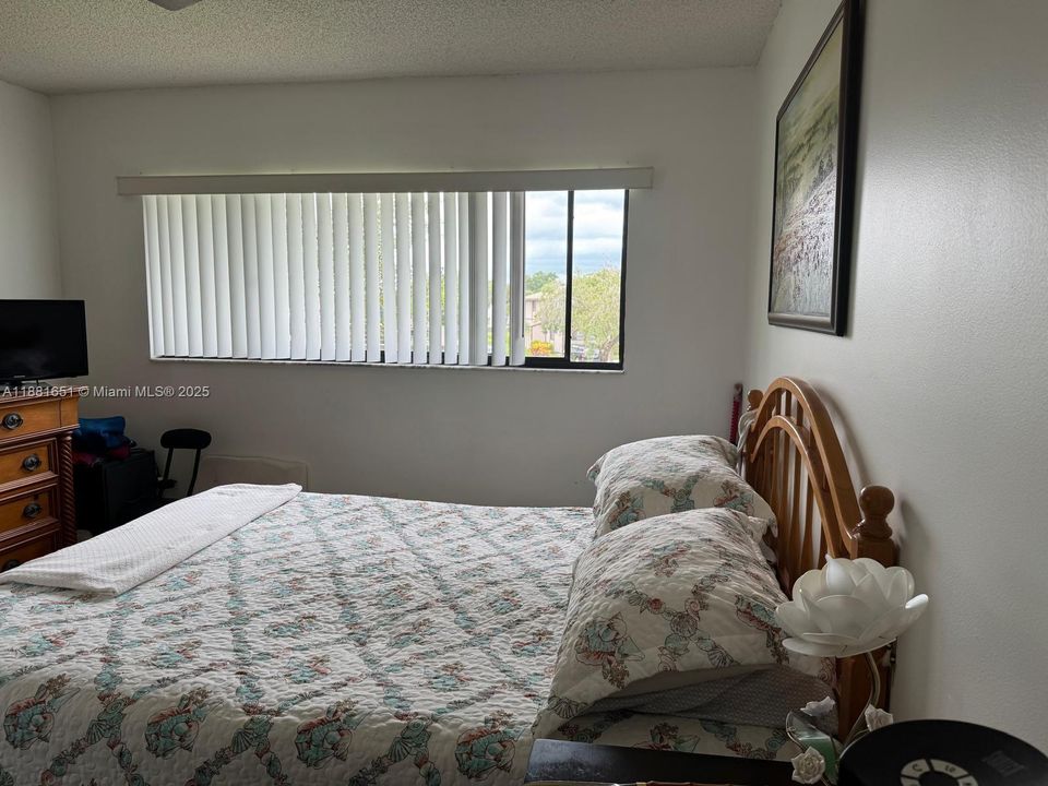 For Sale: $149,900 (2 beds, 2 baths, 1163 Square Feet)