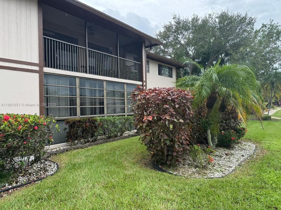For Sale: $149,900 (2 beds, 2 baths, 1163 Square Feet)