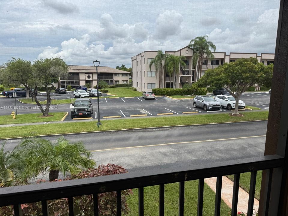 For Sale: $149,900 (2 beds, 2 baths, 1163 Square Feet)