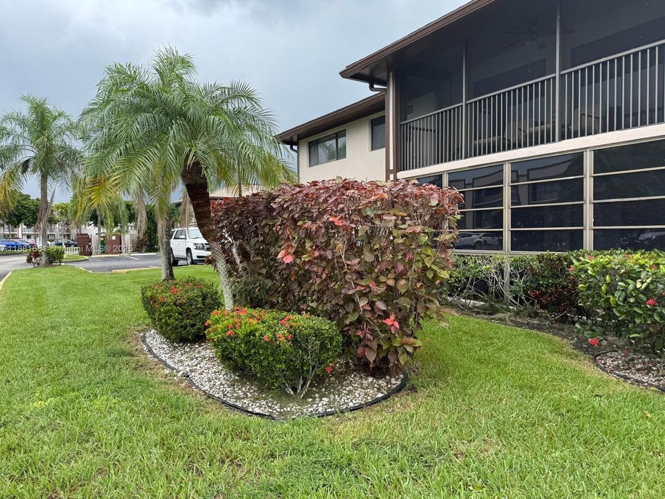 For Sale: $149,900 (2 beds, 2 baths, 1163 Square Feet)