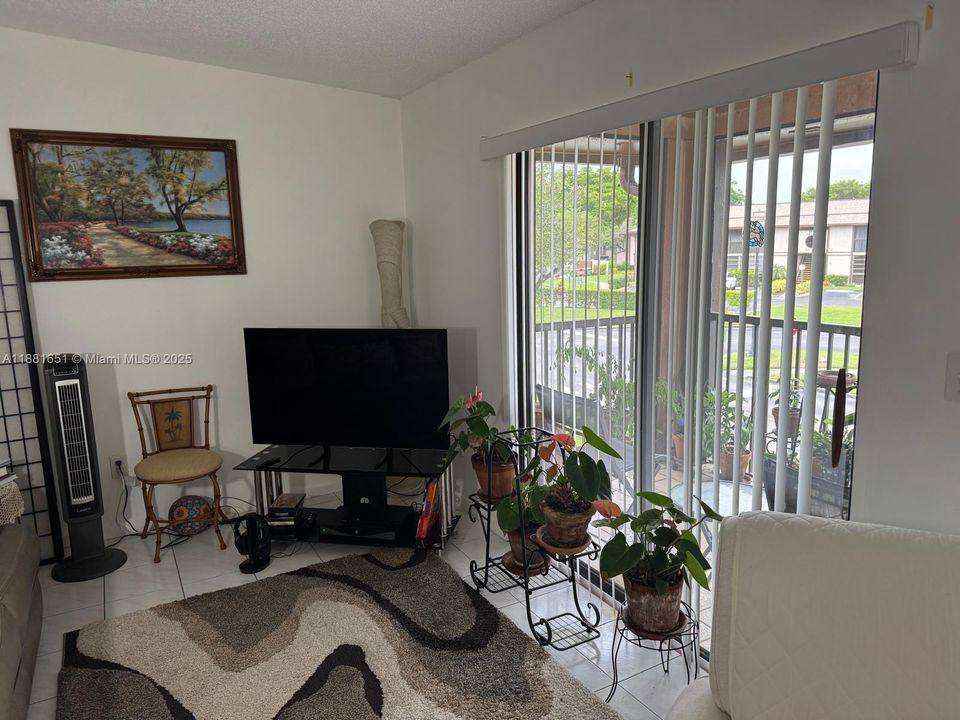 For Sale: $149,900 (2 beds, 2 baths, 1163 Square Feet)