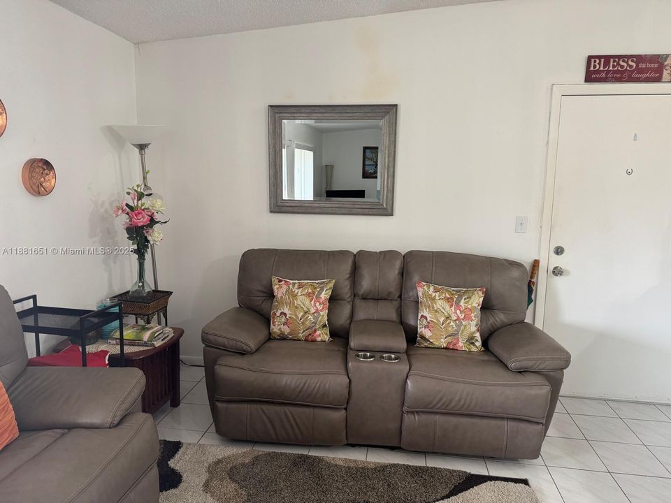 For Sale: $149,900 (2 beds, 2 baths, 1163 Square Feet)