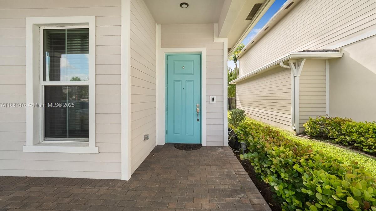 For Sale: $685,000 (3 beds, 3 baths, 2197 Square Feet)