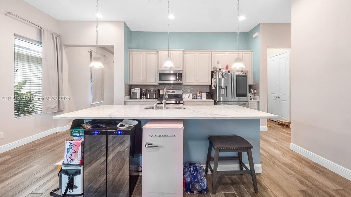 For Sale: $685,000 (3 beds, 3 baths, 2197 Square Feet)