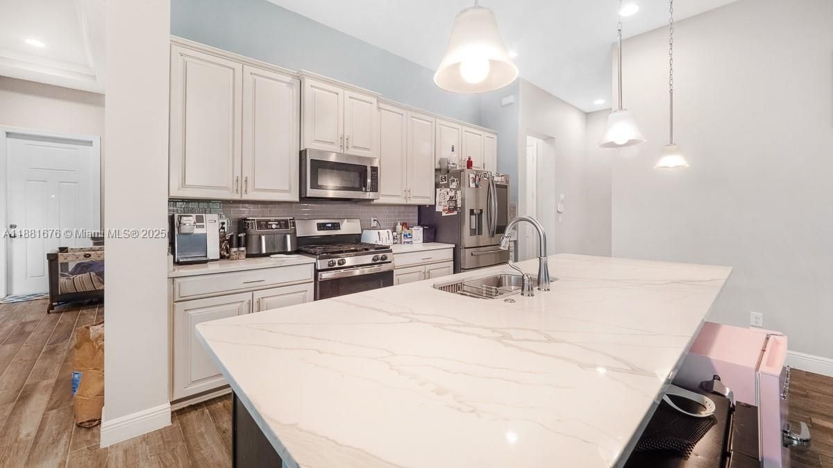 For Sale: $685,000 (3 beds, 3 baths, 2197 Square Feet)