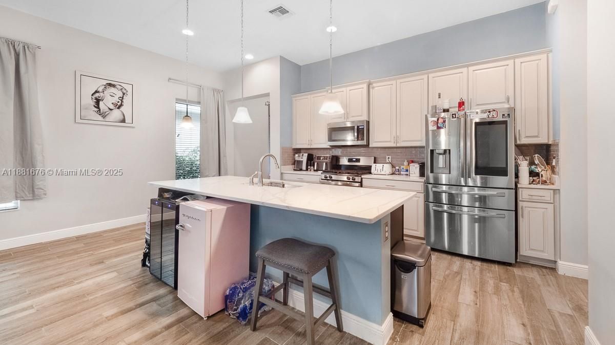 For Sale: $685,000 (3 beds, 3 baths, 2197 Square Feet)