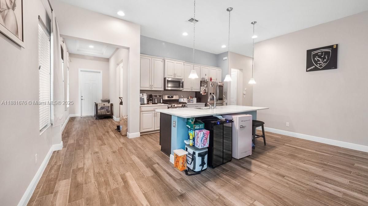 For Sale: $685,000 (3 beds, 3 baths, 2197 Square Feet)