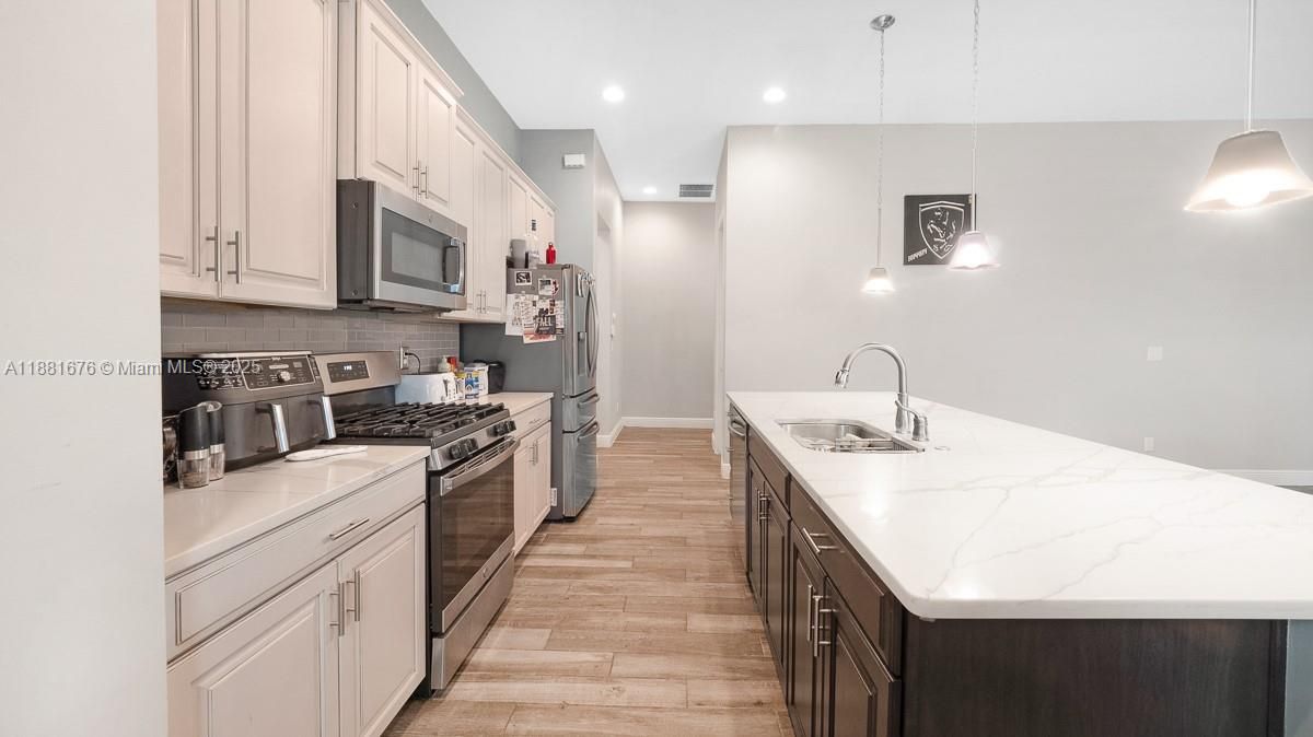 For Sale: $685,000 (3 beds, 3 baths, 2197 Square Feet)