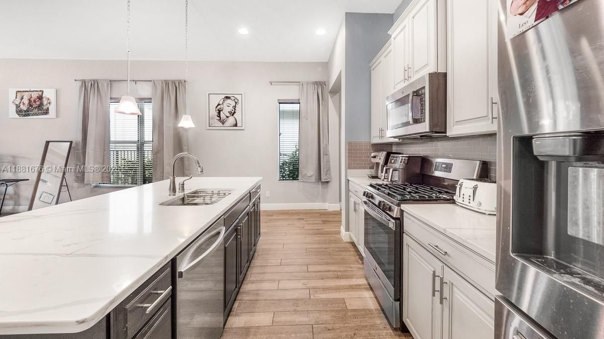 For Sale: $685,000 (3 beds, 3 baths, 2197 Square Feet)