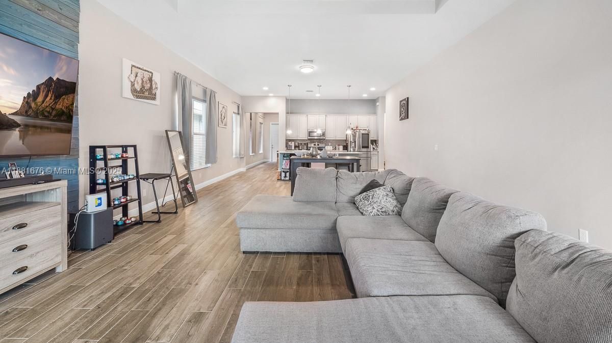 For Sale: $685,000 (3 beds, 3 baths, 2197 Square Feet)